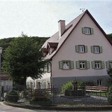 01_Gemeindehaus mit Dorfbrunnen